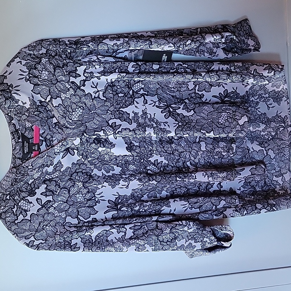 Vera Wang women's v neck blouse